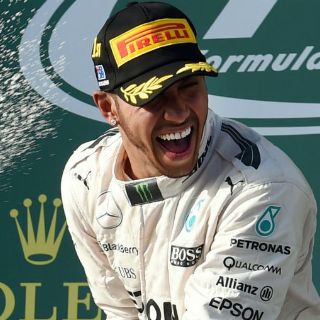 Policía cierra caso de Lewis Hamilton por 'selfie' en moto