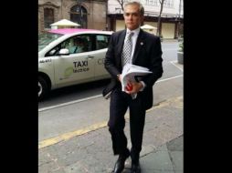 El jefe de Gobierno deja la camioneta que normalmente lo traslada. SUN / P. Aldaz