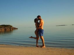 En una imagen se observan besándose de lo más romántico mientras el atardecer acontece detrás de ellos. INSTAGRAM / taylorswift