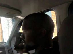 Kanye solicitó al camarógrafo que apagara la cámara para hacer una llamada privada. YOUTUBE / X17Onlinevideo