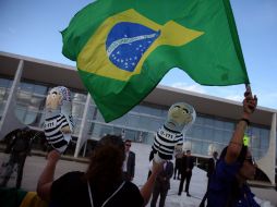 Cerca de dos mil personas se reunieron frente al presidencial Palacio del Planalto. EFE / F. Bizerra