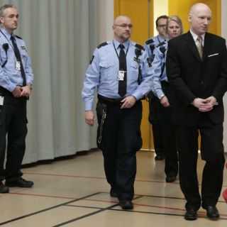 Asesino de Oslo acusa al gobierno de pretender matarlo