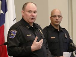 El jefe de policía de Addison, Paul Spencer (d) dijo que había 'causa probable' pero la investigación duraría varias semanas. AP / F. Branch