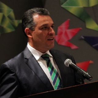 Quitan gratificación de al menos cinco MDP a Álvarez Cibrián