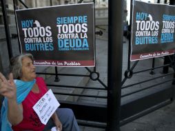 Durante el debate, manifestantes izquierdistas repudiaron la iniciativa gubernamental cerca del Parlamento. AP / ARCHIVO