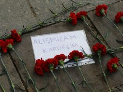 Claveles junto a una nota en la que se lee 'No me voy a acostumbrar a esto' en el lugar donde se produjo el atentado en Ankara. EFE / SEDAT