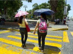 Autoridades recomiendan protegerse de los rayos solares y mantenerse hidratado. NTX / ARCHIVO