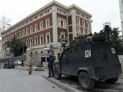 La policía turca vigila los alrededores del Consulado de Alemania en Estambul. EFE / S. Suna