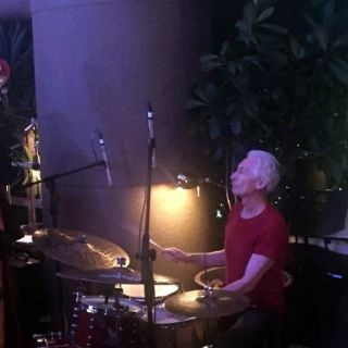 Charlie Watts soprende con 'palomazo' en club de jazz