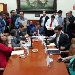 Atoradas, negociaciones para aprobar 'Ley Uber'