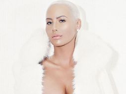 Rose posó luciendo un abrigo blanco que deja al descubierto uno de sus pezones. INSTAGRAM / @amberrose