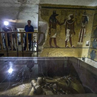 Hallan evidencias del posible sepulcro de la reina egipcia Nefertiti