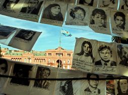 Argentina calcula que al menos 13 mil personas fueron asesinadas durante la dictadura; activistas calculan 30 mil. AFP / ARCHIVO