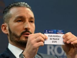 Gianluca Zambrotta muestra la papeleta con el nombre del Atlético de Madrid. AFP / J. Guy