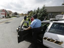 Agentes arrestan a la mujer, identificada como Melinda Hinojosa, de 39 años de edad, bajo sospecha de asalto agravado con arma mortal. AP / ARCHIVO