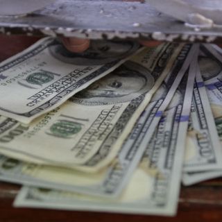 El dólar se vende al cierre en 17.64 pesos en bancos capitalinos