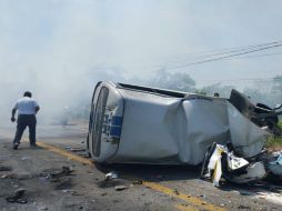La carretera, que comunica a Tabasco con el estado de Campeche, se encuentra cerrada a la circulación. SUN / L. López