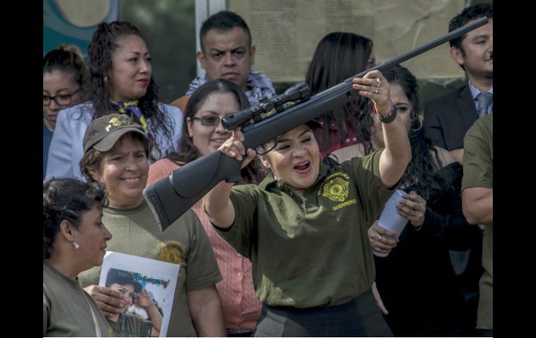 Enfundada en la camiseta verde militar y la gorra de los policías comunitarios, fue recibida por decenas de organizaciones. SUN / Y. Xolalpa