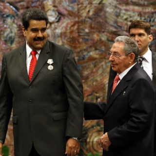 Maduro habla con Castro antes de la llegada de Obama