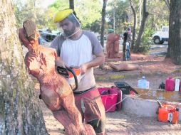 Taller de Escultura con motosierra. Instalados al interior del Parque Colomos; utilizan troncos donados. EL INFORMADOR / A. Hinojosa