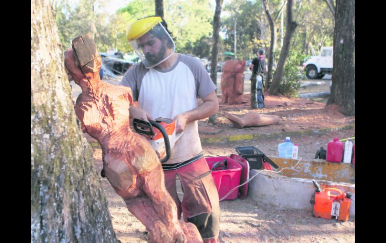 Taller de Escultura con motosierra. Instalados al interior del Parque Colomos; utilizan troncos donados. EL INFORMADOR / A. Hinojosa