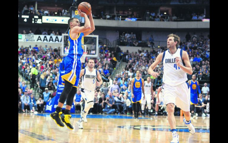 American Airlines Center. La estrella de los Warriors, Stephen Curry (con el balón), colaboró con 31 puntos. EFE / l. Smith
