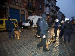 Cuerpos de seguridad resguardan el lugar en donde se produjo la aprehensión de Salah Abdeslam y Amine Choukri. AFP /