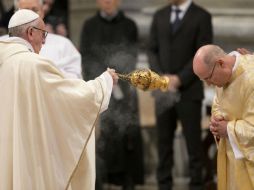 El Papa Francisco esparce incienso durante una misa. AP / A. Tarantino