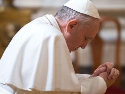 En la imagen aparece rezando de rodillas. INSTAGRAM / franciscus