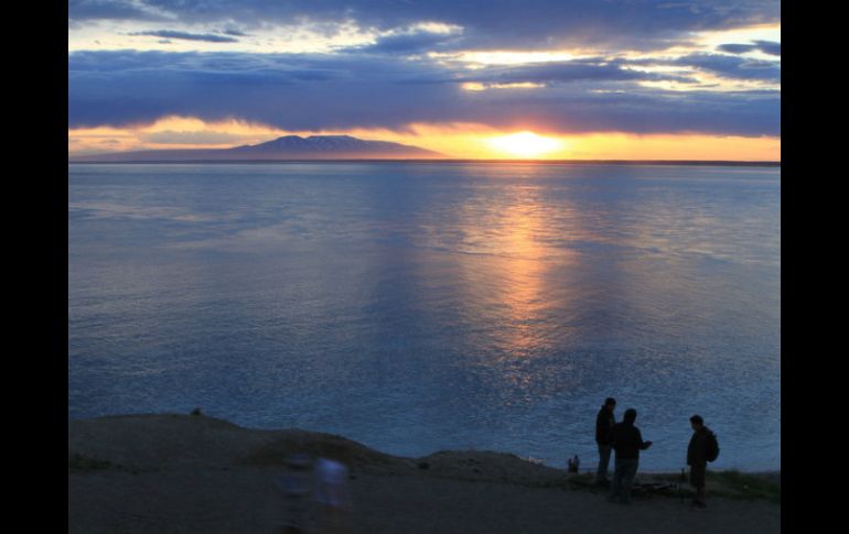 Shishmaref, una isla al norte del estrecho de Bering, ha perdido un kilómetro de costa en los últimos 50 años. AP / ARCHIVO