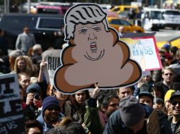 Muchos llevan carteles con las leyendas: ''Levántate contra el racismo'', entre otros. AFP / K. Betancur