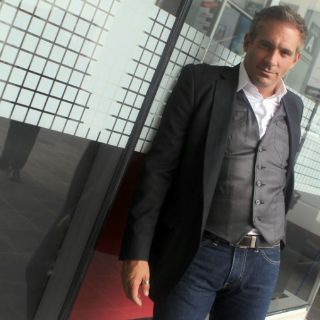 Arath de la Torre llega a 41 años rodeado de 'Burócratas'