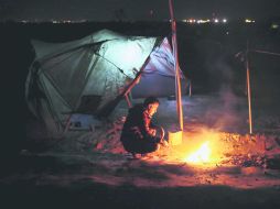 Los más afortunados de entre los refugiados pueden pernoctar en una de las enormes carpas blancas. EFE / O. Panagiotou