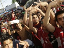 Los policías los observaron arrojando piedras a dos camiones foráneos y algunos de ellos entraron por las ventanillas. EL INFORMADOR / ARCHIVO