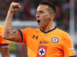 El primer gol de la Máquina fue de Christian Giménez al minuto ocho, luego de una polémica con el árbitro. EFE / U. Ruiz