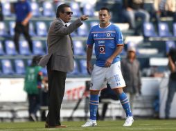 Tomás Boy le da instrucciones a  Christian Gimenez en medio de un partido. AP / ARCHIVO