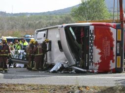 Bomberos y personal médico acudieron al sitio del percance para apoyar en las labores de rescate. EFE / J. Sellart