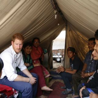 El príncipe Enrique visita a víctimas del terremoto en Nepal