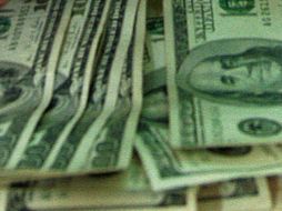 Estos son los precios para adquirir la moneda de EU en el Aeropuerto capitalino. AP / ARCHIVO