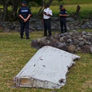 Llegan a Australia dos posibles piezas del MH370