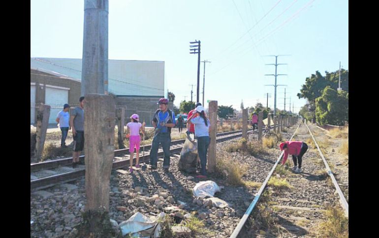 Con el objetivo de mejorar el entorno y abatir la inseguridad, se organizaron para limpiar 500 metros lineales. ESPECIAL /
