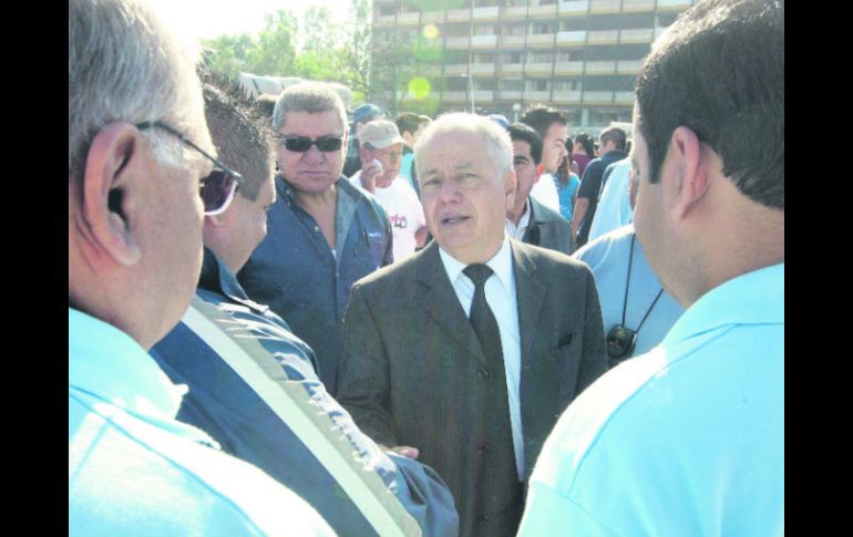 Taxistas molestos con plataformas como Uber exigieron a Antonio Álvarez (c) una verdadera representación al gremio. EL INFORMADOR / A. Camacho