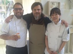 Ricardo Valverde (izq) ofreción una comida en el restaurante 'Hueso' de Poncho Cadena. EL INFORMADOR / E. Esparza