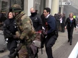 Autoridades trasladan a una persona lesionada a una ambulancia tras el estallido en la estación del metro de Malbeek. EFE / EFETV BÉLGICA