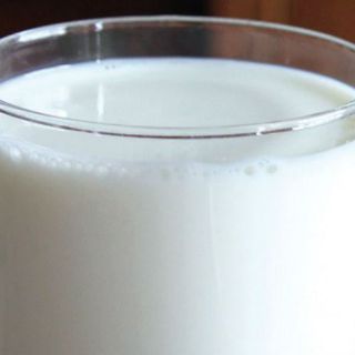 Almendras arrinconan a vacas en gusto por leche