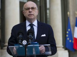 Bernard Cazeneuve ofrece un discurso tras asistir a la reunión de emergencia celebrada en el Palacio del Elíseo en París. EFE / I. Langsdon