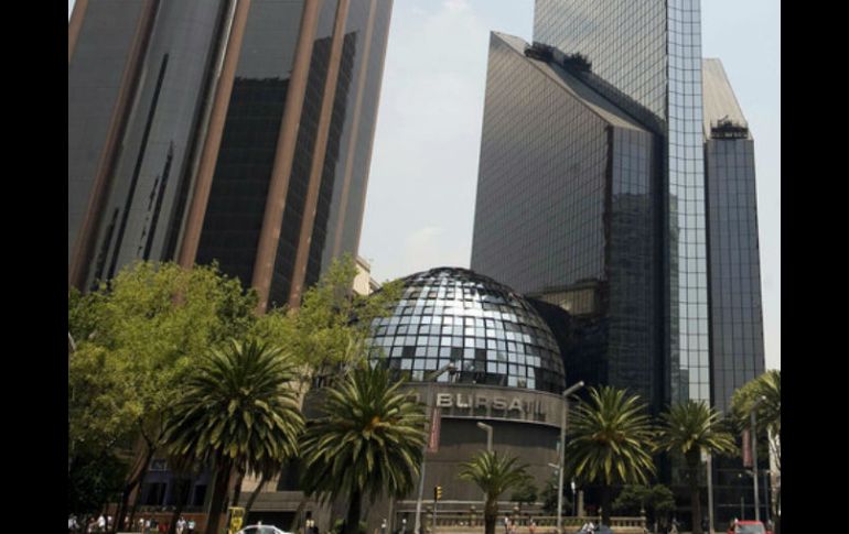 En el arranque de la sesión, en la BMV es operado un volumen 12.3 de millones de títulos. AFP / ARCHIVO