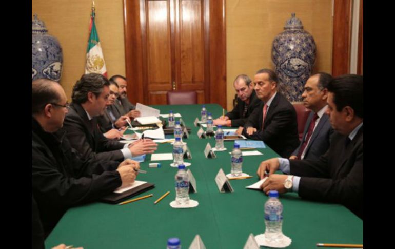 En la reunión celebrada este martes ambos coincidieron que con esto se cumplirá el derecho de los profesores guerrerenses. TWITTER / @SEP_mx