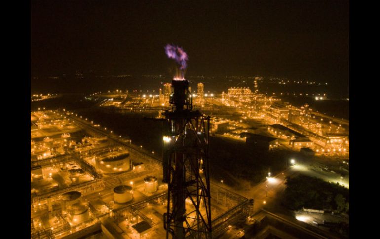 La planta ocupa unas 200,000 hectáreas a orillas del río Coatzacoalcos. EFE / S. Gutiérrez