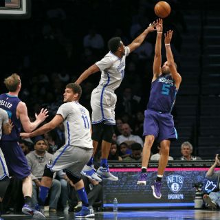 Batum guía triunfo de los Hornets